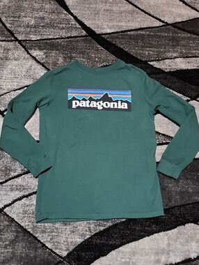 BOYS PATAGONIA P-6 LOGO GREEN CREW-NECK LONG-SLEEVE TEE-SHIRT